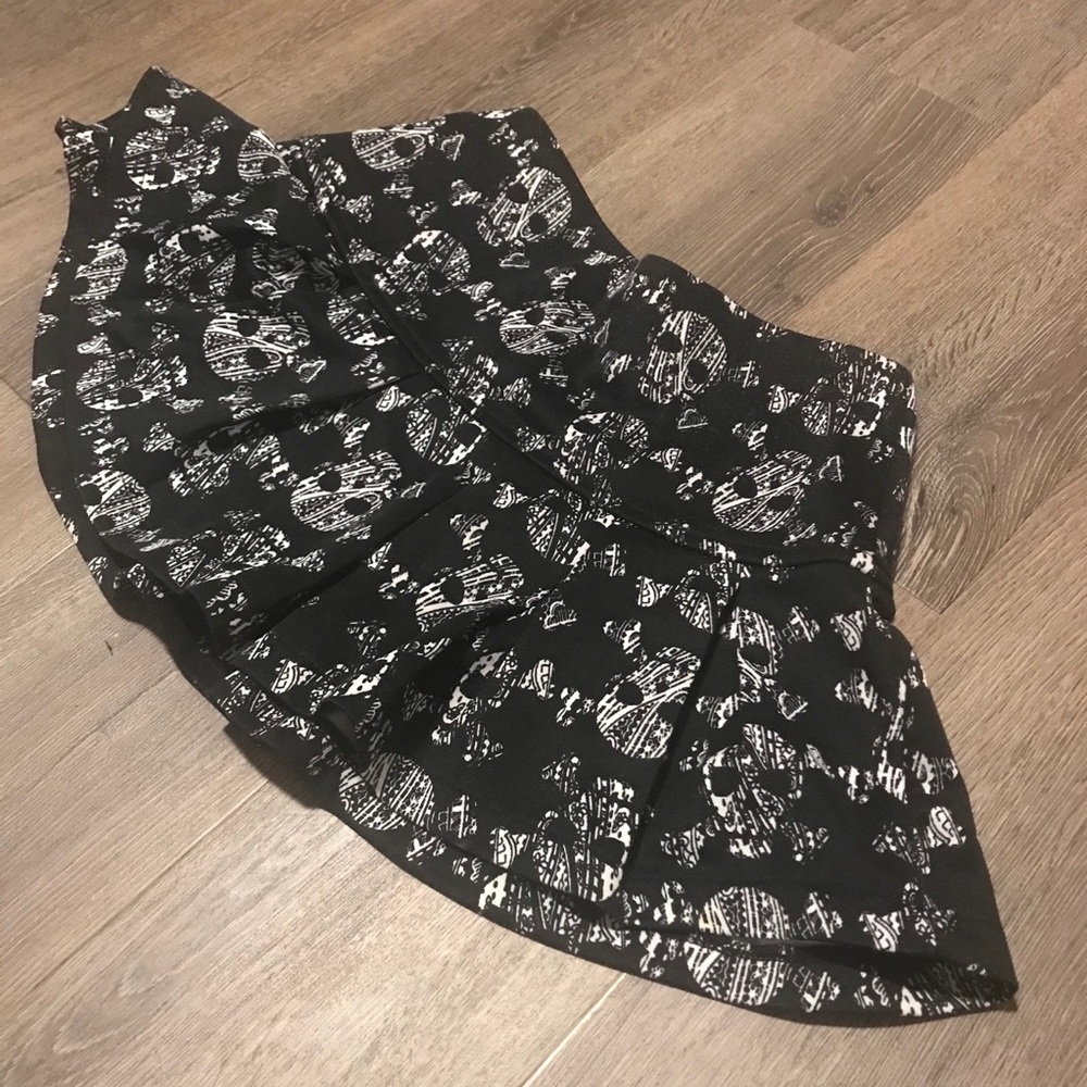 Small gothic skulls skirt